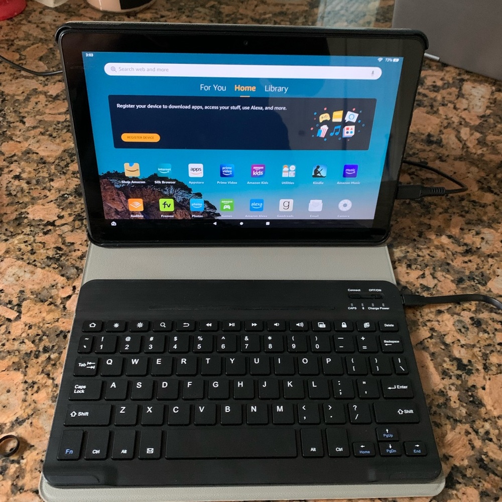 Amazon Fire HD 10 tablet, 10.1", 1080p Full HD with keyboard case included 🔵